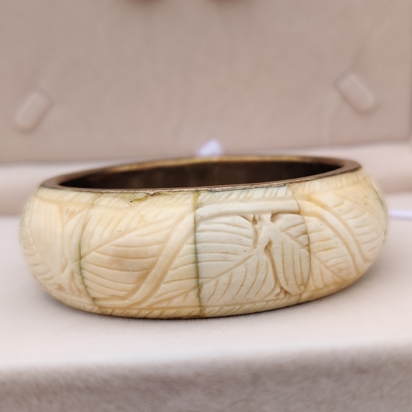 Vintage carved bone bangle - Picture 2 of 6